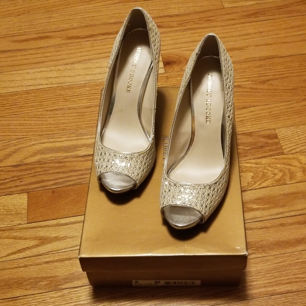 Audrey Brooke silver Quillan peep toe pumps 8